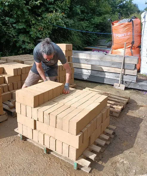 Vente et fabrication artisanal de BTC (Brique de terre comprimée) stabilisé et non stabilisé ainsi que d'adobes sur rennes et en Ille et Vilaine